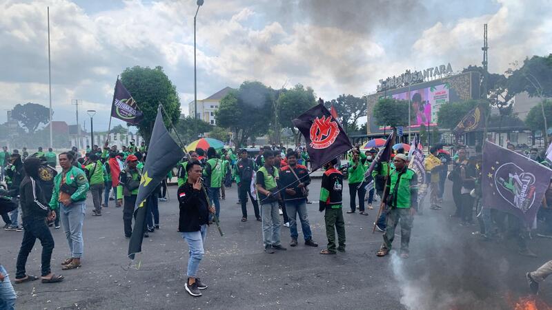 Ratusan Driver Ojol di Jember Demo, Tuntut Tarif Harga hingga Regulasi Transportasi Digital 3 Demo driver ojol Jember.