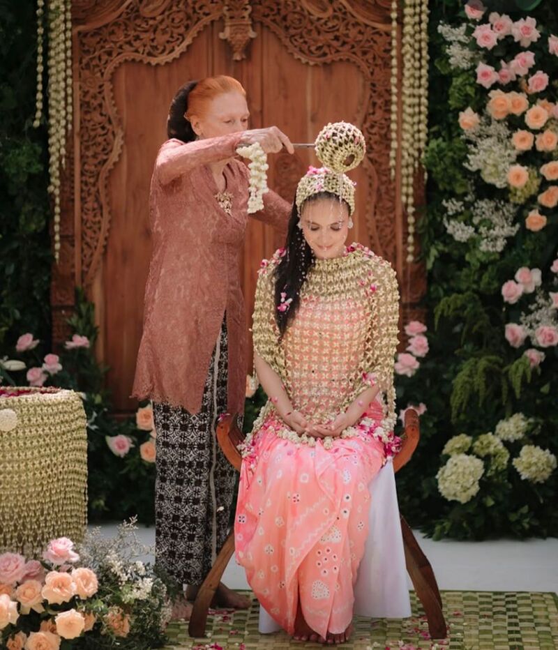 Luna Maya dan Maxime Bouttier Nikah di Bali, Ini Potret Haru Proses Siraman 2 Luna Maya nikah.