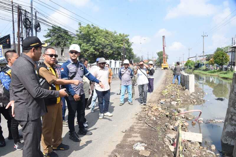 Bupati Sidoarjo Tinjau Proyek Betonisasi Jalan Wedi-Betro, Pastikan Tepat Waktu 3 Bupati Sidoarjo sidak betonisasi.