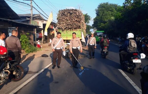 Kecelakaan motor vs truk.