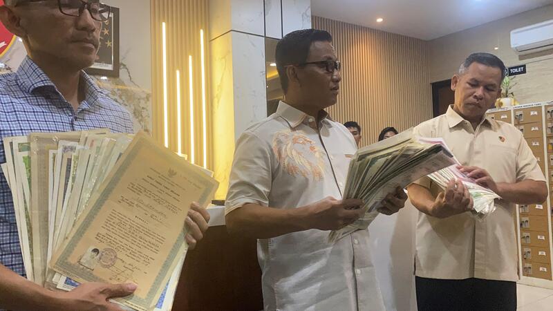 Terbongkar! 108 Ijazah Karyawan Disembunyikan di Rumah Bos CV Sentoso Seal, Jan Hwa Diana Resmi Tersangka 2 Bos CV Sentoso Seal.