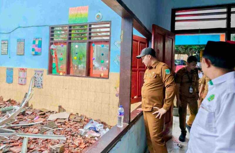 Kunjungi SDN Petung 3 yang Ambruk, Bupati Pasuruan Pastikan Perbaikan Tahun Ini 1 SDN Petung 3.