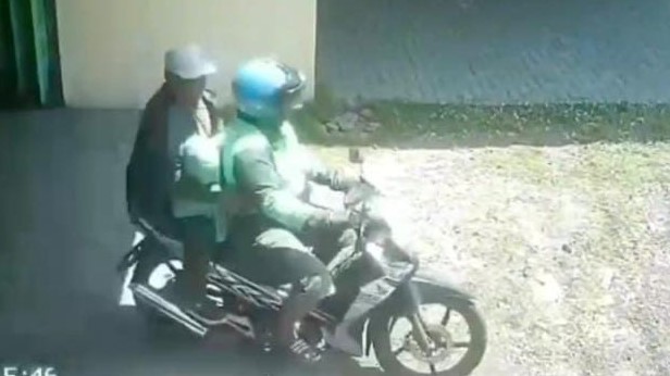 Aksi Dua Pencuri Menggendong Kambing Terekam CCTV di Pasuruan 2 Pencuri Menggendong Kambing 1