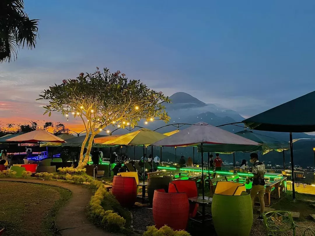 The Jungle Cafe Trawas Mojokerto, Tempat Nongkrong Asyik dengan View Alam yang Menawan