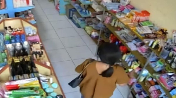 Wanita di Pasuruan Terekam CCTV Mencuri Kosmetik, Tapi Pemilik Toko Mamaafkan! 1 Pencurian kosmetik