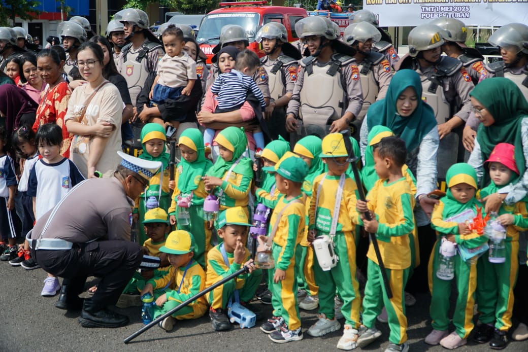 Anggota Dalmas Polres Tuban Jadi Teman Main Anak TK, Bukan Sosok Menakutkan! 2 Dalmas Polres Tuban 1