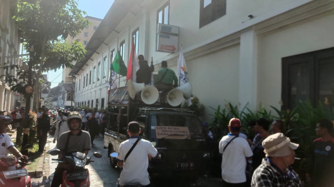 Tagih Gaji dan THR, Buruh PT Pakerin Mojokerto Geruduk BPR Prima 1 PT Pakerin