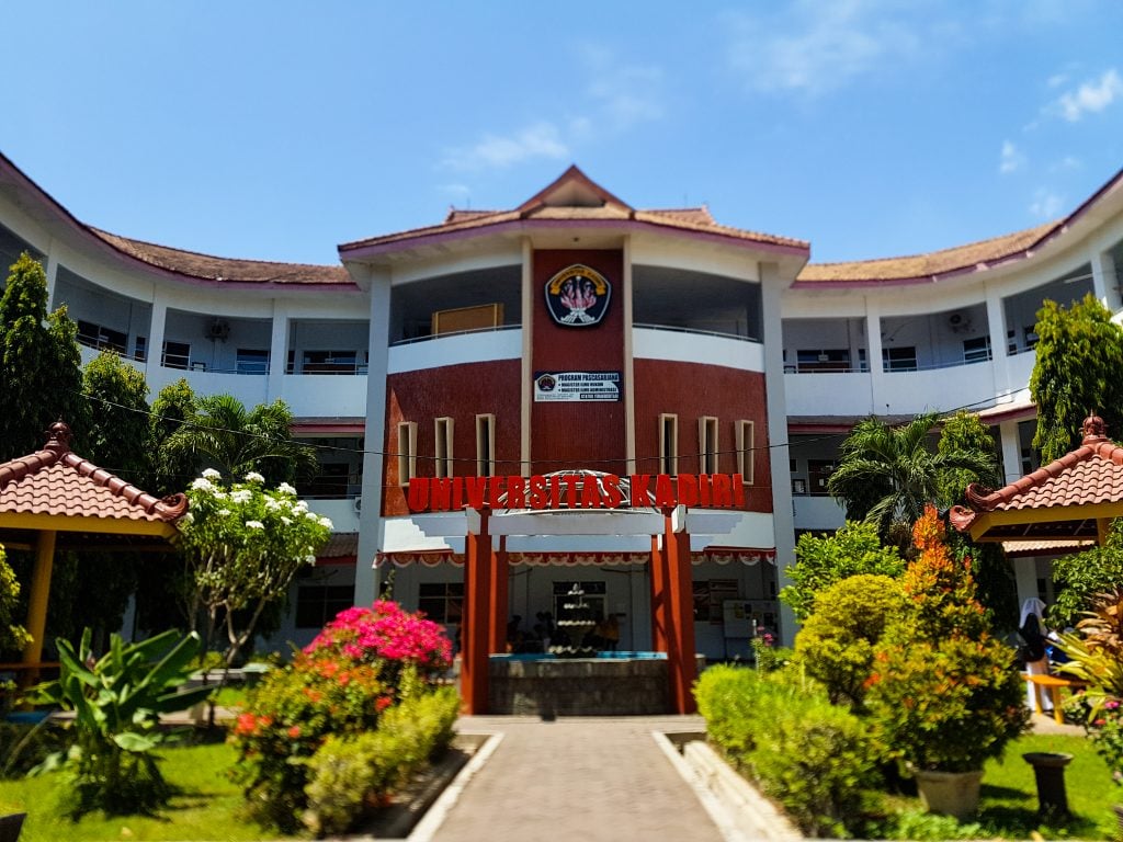 universitas negeri dan swasta di Kediri