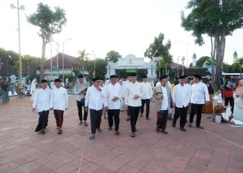 Bupati Lindra.