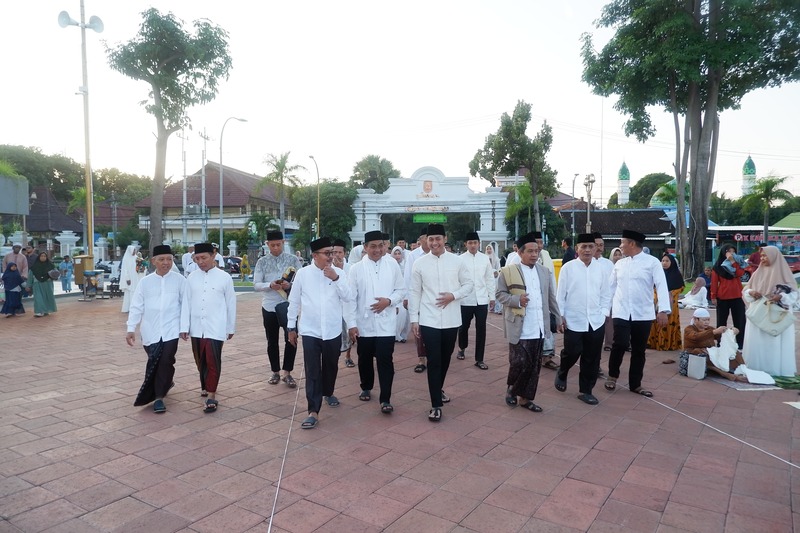 Jalan Kaki, Bupati Lindra Salat Iduladha Bareng Warga di Masjid Agung Tuban 1 Bupati Lindra.
