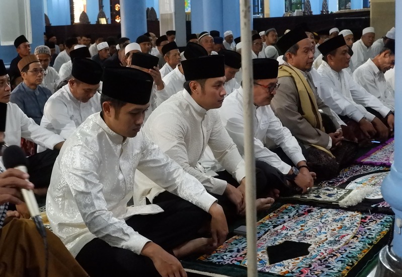Jalan Kaki, Bupati Lindra Salat Iduladha Bareng Warga di Masjid Agung Tuban 2 Bupati Lindra salat Iduladha.