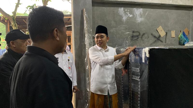 Pabrik Springbed di Pelosok Jember Raup Omzet Puluhan Juta Per Bulan, Pengusaha Muda Berdayakan Warga 2 Pengusaha springbed di Jember.