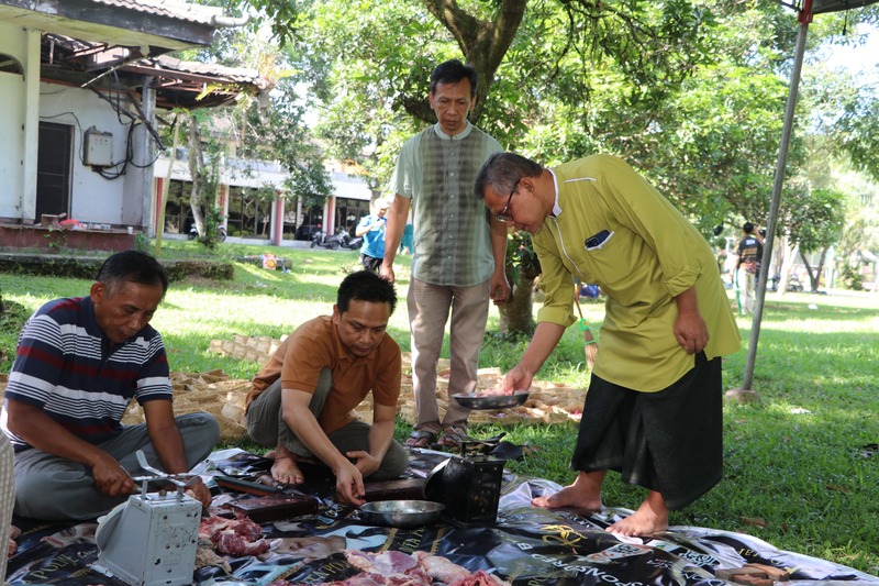 Kampus Polije Sembelih 17 Hewan Kurban 2025, Daging Dibagikan ke Warga Sekitar 1 Kampus Polije.