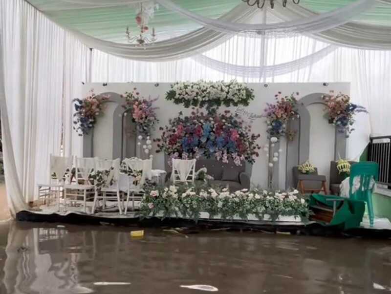 Pesta nikah buyar akibat banjir di Mojokerto.