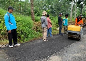 Jalan berlubang.