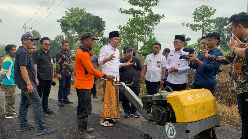 Jalan berlubang di Jember.