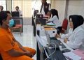 Penjaga kafe di Tuban.