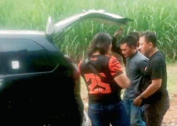 Wanita tewas telanjang.