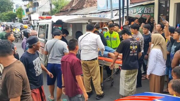 Penyakit Ayan Diduga Kambuh, Pemotor di Pasuruan Tewas Tabrak Rumah 1 Pemotor di Pasuruan.