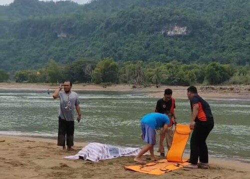 Satu Keluarga Ponpes di Mojokerto Terseret Ombak di Pacitan, 1 Orang Meninggal 1 Keluarga ponpes di Mojokerto.