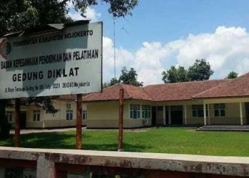 Guru di Sekolah Rakyat Mojokerto.