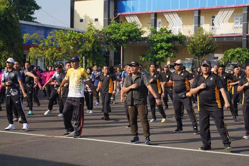 Semarak HUT Ke-79 Bhayangkara, Polres Tuban Gelar Jalan Santai dan Senam Bersama 1 Polres Tuban.