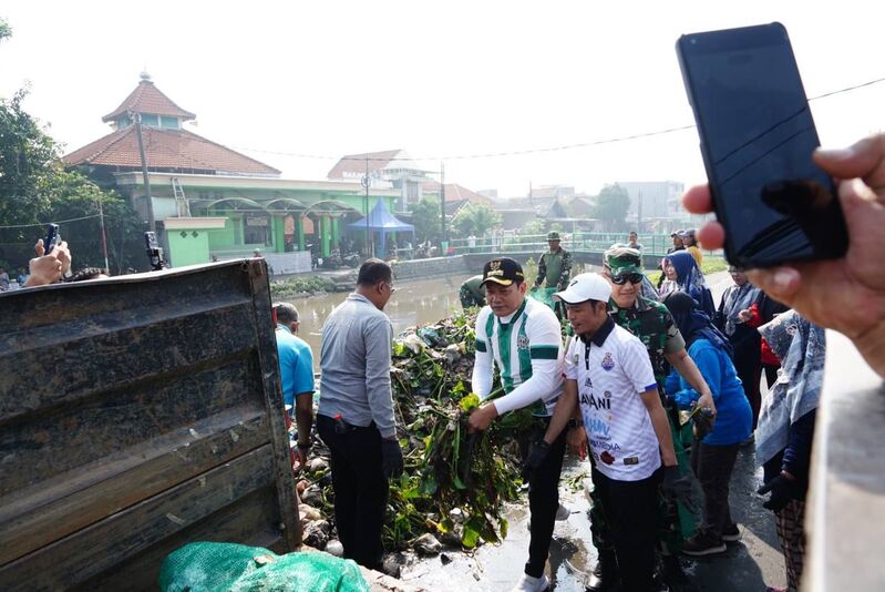 Bupati Sidoarjo bersihkan sungai.
