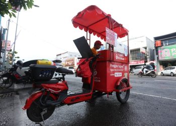 Penjual kopi keliling di Jember.