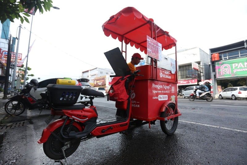 Alternatif Cerdas Penjual Kopi Keliling di Jember, Pakai Kendaraan Listrik Hindari Pelanggaran Hukum 1 Penjual kopi keliling di Jember.