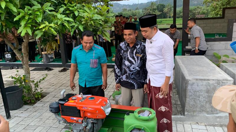 Petani Sidomulyo Terima Bantuan Pompa Air dari Bupati Fawait, Targetkan Ekspor Kopi ke Jepang 1 Bantuan pompa air.
