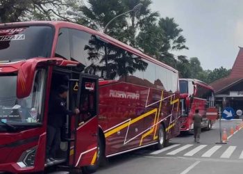 Dukung Final Skuad Sepak Bola Porprov IX Jatim 2025, Bupati Mojokerto Siapkan 3 Bus ke Malang 1 Mojokerto.