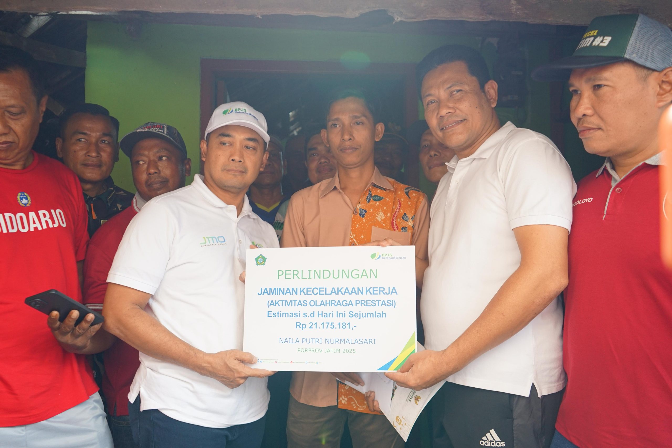 Bupati Subandi Kunjungi Atlet Cidera, Pemkab Sidoarjo Tanggung Biaya Pengobatan dan Renovasi Rumah 2 atlet sidoarjo 1 scaled