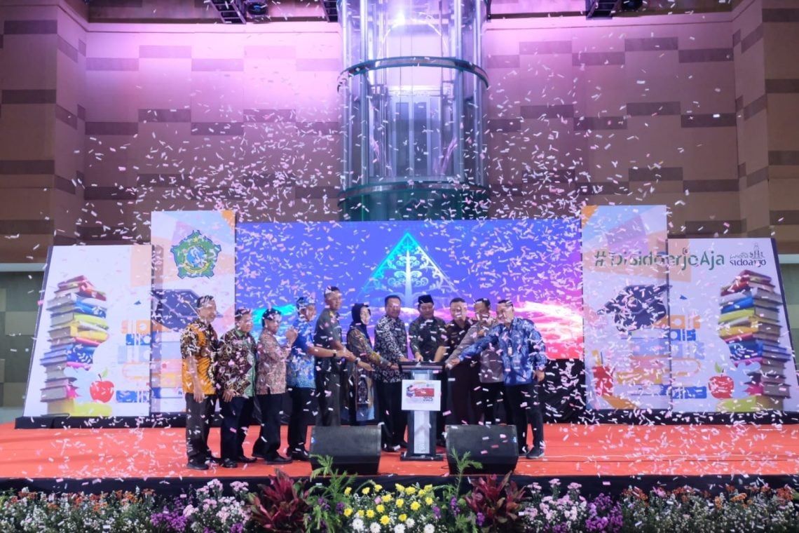 Pemkab Sidoarjo Serahkan Beasiswa Pendidikan Tinggi pada 2.007 Mahasiswa, Dorong Generasi Muda Lebih Berprestasi dan Mandiri 1 Beasiswa Pendidikan Tinggi