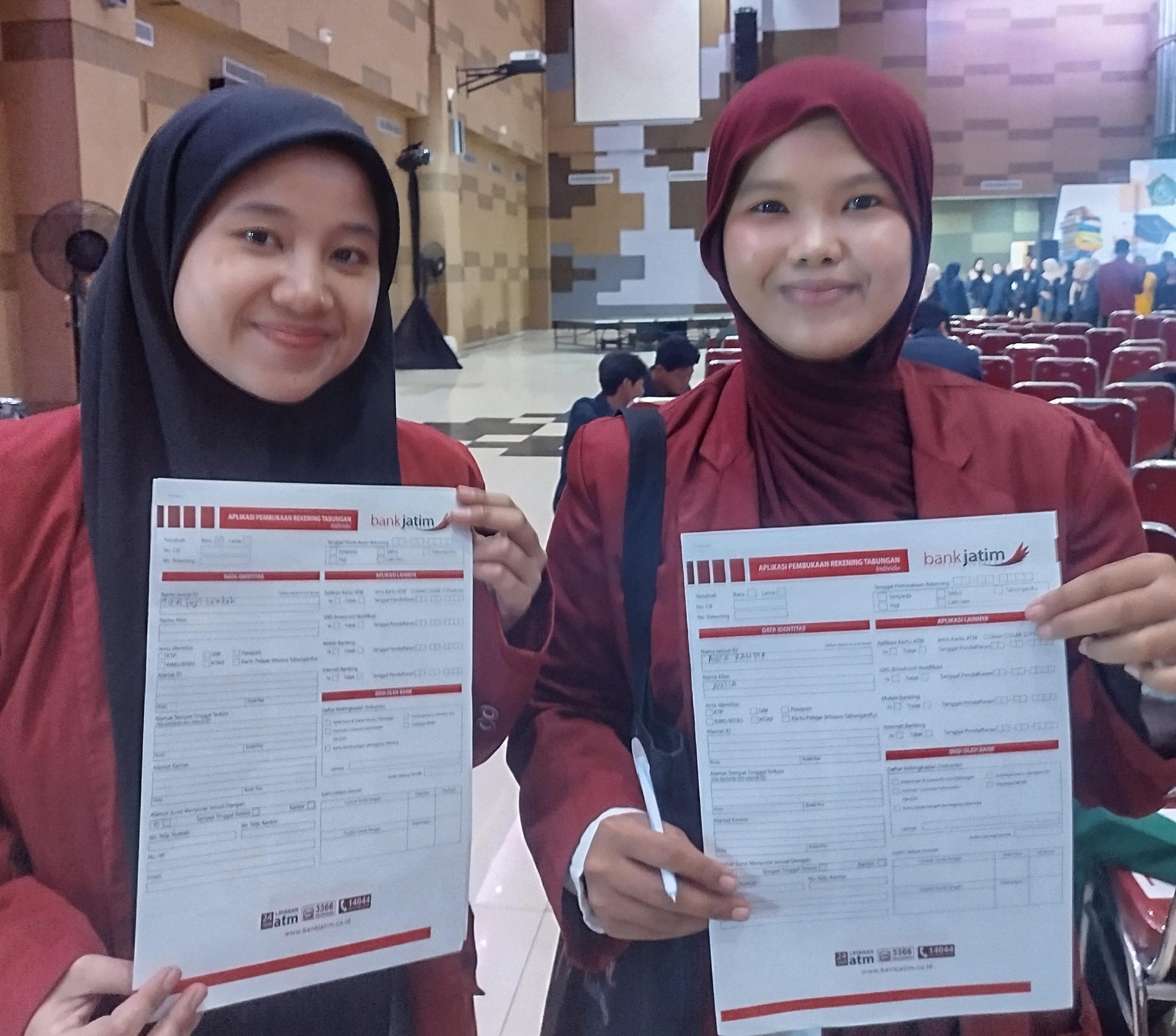 Pemkab Sidoarjo Serahkan Beasiswa Pendidikan Tinggi pada 2.007 Mahasiswa, Dorong Generasi Muda Lebih Berprestasi dan Mandiri 3 beasiswa 2 scaled