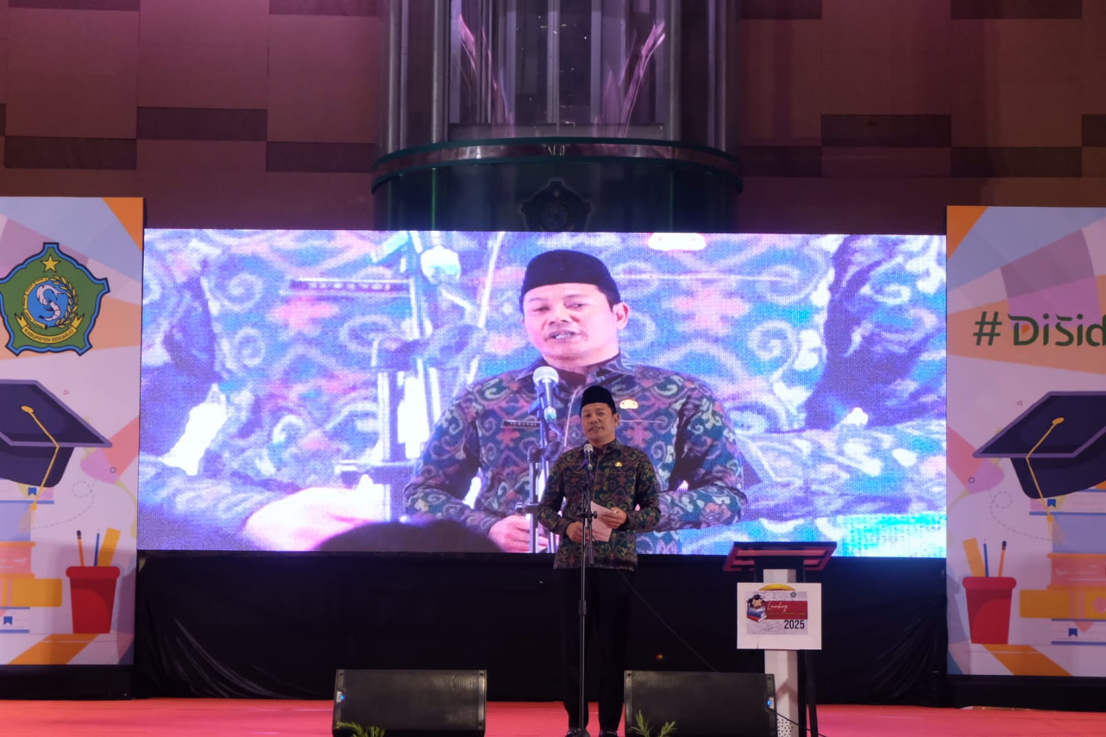 Pemkab Sidoarjo Serahkan Beasiswa Pendidikan Tinggi pada 2.007 Mahasiswa, Dorong Generasi Muda Lebih Berprestasi dan Mandiri 2 Bupati Subandi