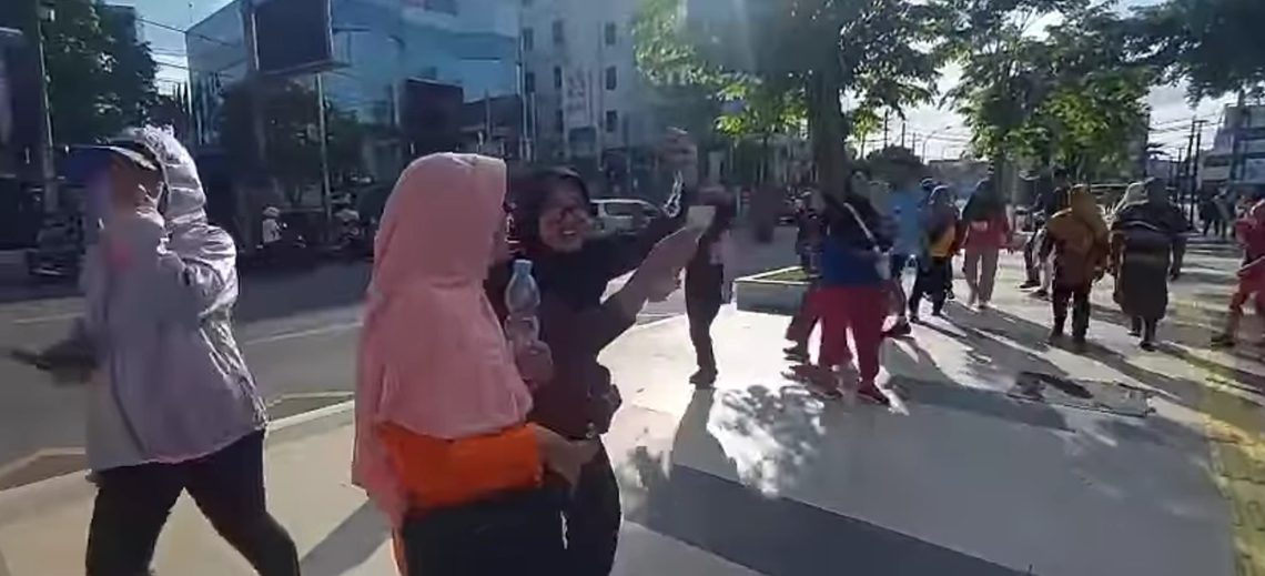 Uang Berhamburan di Atas Alun-alun Jember Nusantara