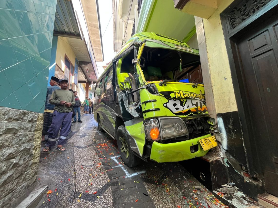 Minibus Meluncur ke Gang Perkampungan