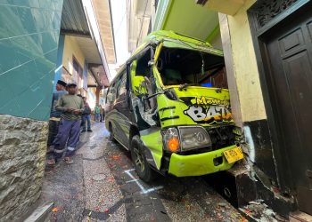 Minibus Meluncur ke Gang Perkampungan