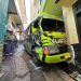 Minibus Meluncur ke Gang Perkampungan