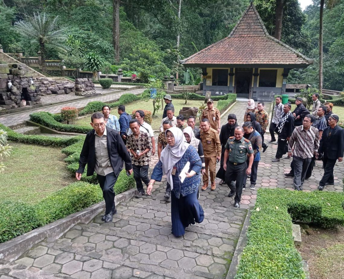 Menteri Kebudayaan Fadli Zon saat berada di kawasan Jolotundo Mojokerto (Hanif)