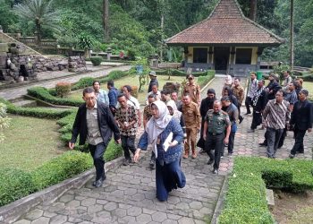 Kunjungi Petirtaan Jolotundo Mojokerto, Fadli Zon: Banyak Situs Kawasan Gunung Penanggungan Belum Terkuak