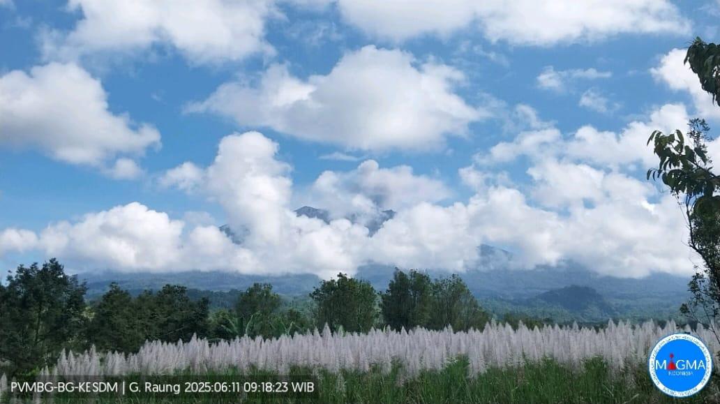 Aktivitas Vulkanik Gunung Raung Meningkat, Abu Menyebar ke Timur Laut 1 Aktivitas Vulkanik Gunung Raung