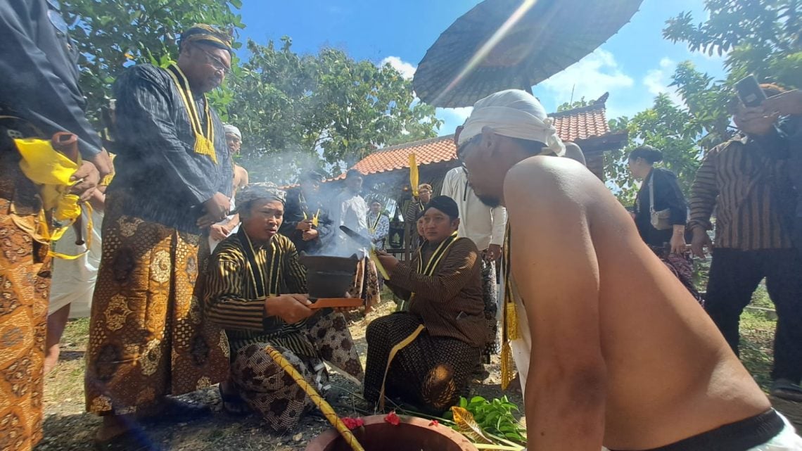 Prosesi Tradisi Sunyi Jamasan Pusaka