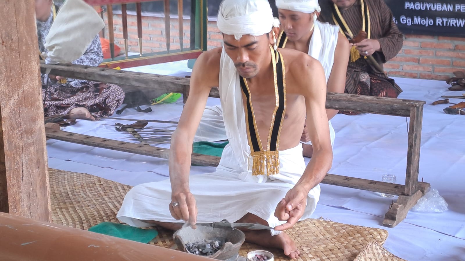 Prosesi Tradisi Sunyi Jamasan Pusaka  2
