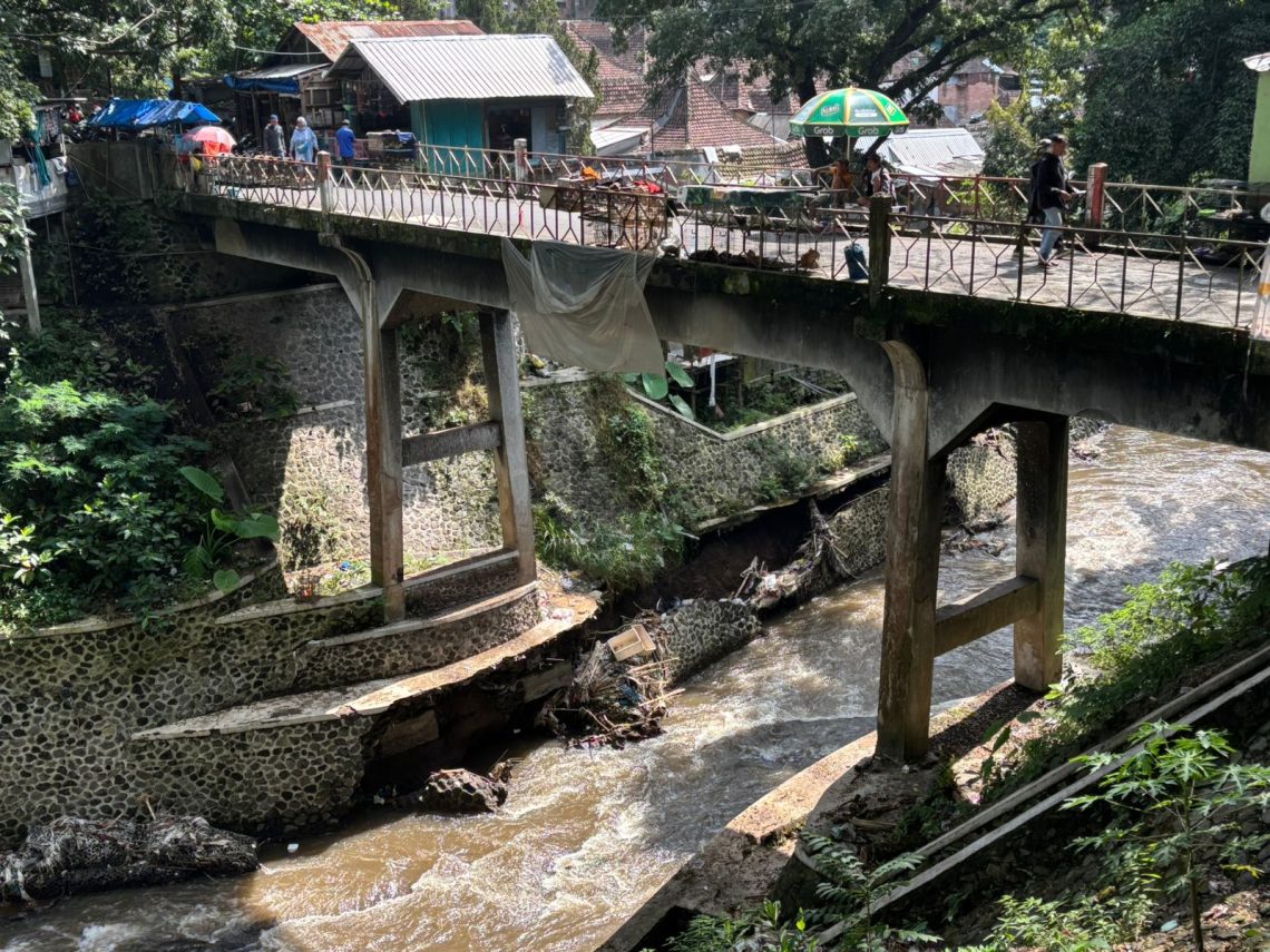 Kondisi Pondasi Jembatan Splendid Kota Malang Tergerus Aliran Sungai Brantas 1 Jembatan Splendid Kota Malang
