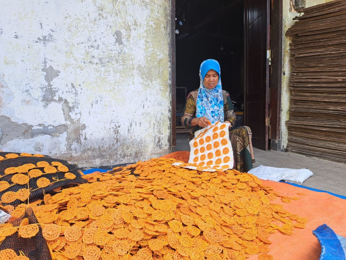 Dari Tangan Ibu Rumah Tangga, Kerupuk Raos Berbumbu Kearifan Lokal di Kalisat Jember Merambah Pasar 1 Kerupuk Raos