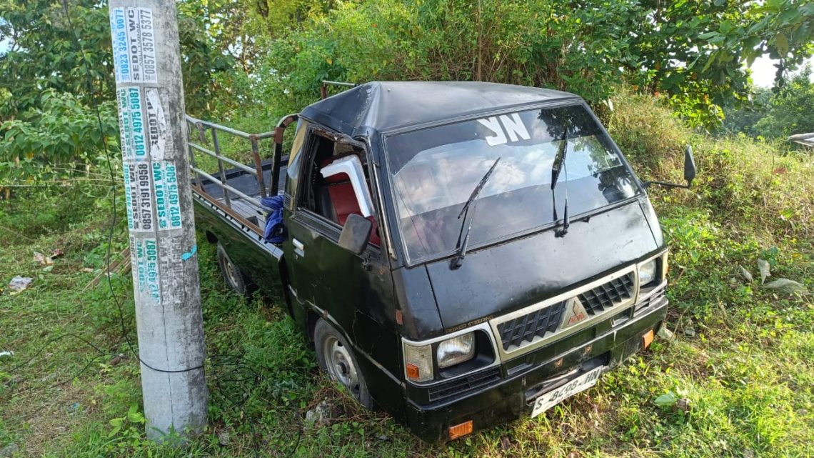 Pick Up Rombongan Kondangan Terperosok