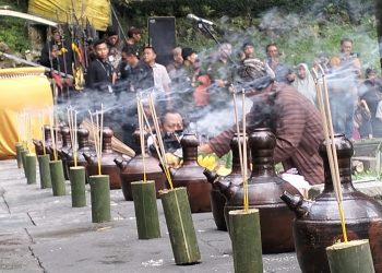 Tradisi Ruwat Agung di Petirtaan Jolotundo Mojokerto