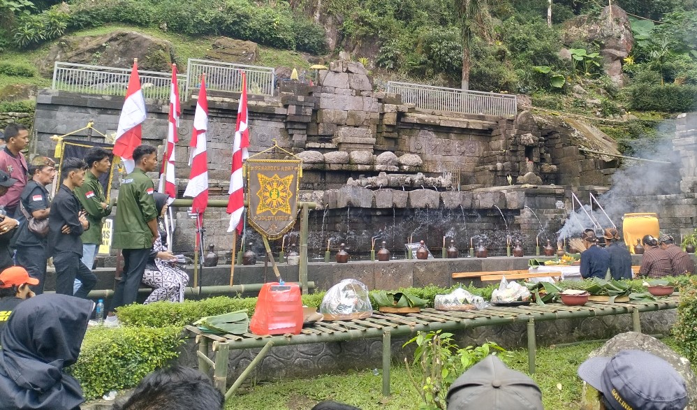 Menilik Tradisi Ruwat Agung di Petirtaan Jolotundo Mojokerto 2 Tradisi Ruwat Agung di Petirtaan Jolotundo Mojokerto 1