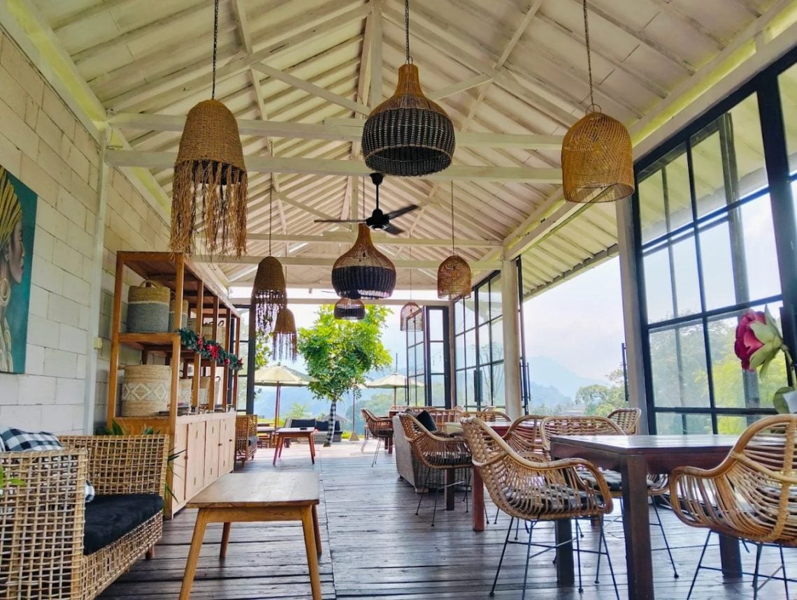 Teras Tapak Trawas, Cafe Nuansa Homey dengan Pemandangan Pegunungan Indah 1 Teras Tapak Trawas